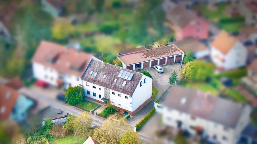 Blick von Oben - Haus kaufen in Zirndorf - 7-Parteienhaus mit Garagenhof auf großzügigem Anwesen in naturnaher Lage von Zirndorf