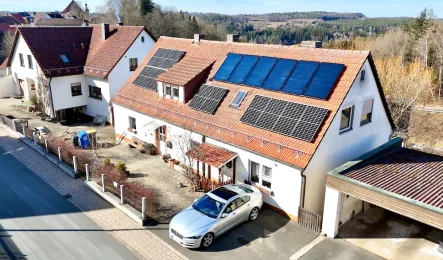 Titelbild - Haus kaufen in Trockau - Familienparadies mit moderner Heizung und viel Wohnfläche!