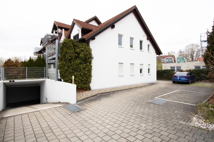 Außenansicht Haus - Wohnung kaufen in Ingolstadt - Gemütliche 2-Zimmer-Erdgeschosswohnung mit Westterrasse