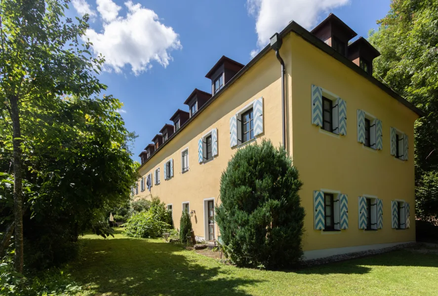Außenansicht - Garten - Wohnung kaufen in Beilngries - 3 Zimmer-Maisonette-Wohnung im Schloss