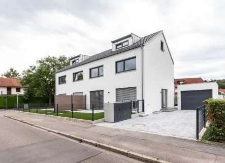 Außenansicht - Haus kaufen in Ingolstadt - Zeitlose Neubau-DHH in Kothau