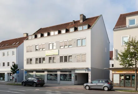 Gebäude Vorderansicht - Büro/Praxis mieten in Ingolstadt - Gut geschnittene Büroräume in zentraler Lage. Mit moderner Teeküche und 2 TG-Stellplätzen