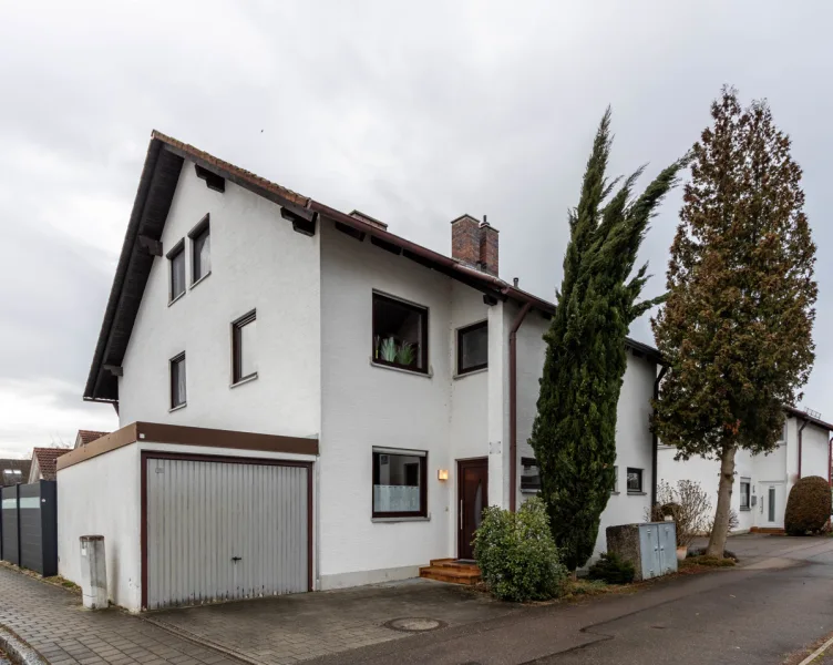 Außenansicht Haus Ansicht 2 von 4 - Haus kaufen in Ingolstadt - Renovierungsbedürftige Doppelhaushälfte in Ingolstadt-Süd