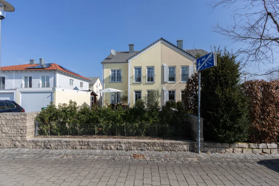 Außenansicht süd - Haus kaufen in Ingolstadt - Doppelhaushälfte im Familienviertel