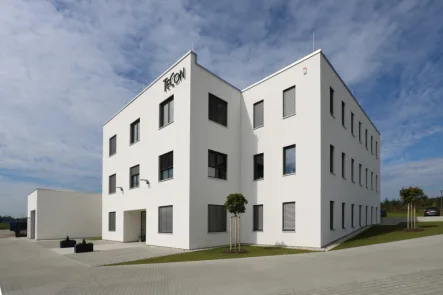 Außenansicht - Büro/Praxis kaufen in Kösching - Modernes Bürogebäude mit Werkstatt im Gewerbegebiet Kösching
