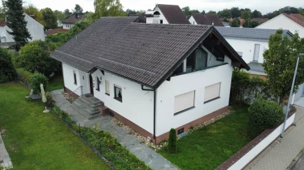 Außenansicht - Haus kaufen in Ingolstadt - Charmantes Einfamilienhaus mit Einliegerwohnung - perfekte Basis für stilvolle Modernisierung!