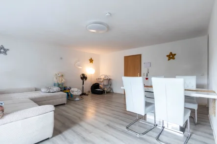 Wohn- und Essbereich  - Wohnung mieten in Ingolstadt - 3-Zimmer-Wohnung mit Balkon und Stellplatz. Ideal für Paare und junge Familien! Keine Studenten.