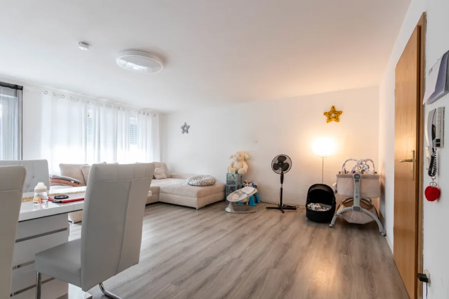 Wohn- und Essbereich - Wohnung mieten in Ingolstadt - Geräumige 3-Zimmer-Wohnung mit Balkon und Stellplatz. Ideal für Paare und junge Familien!