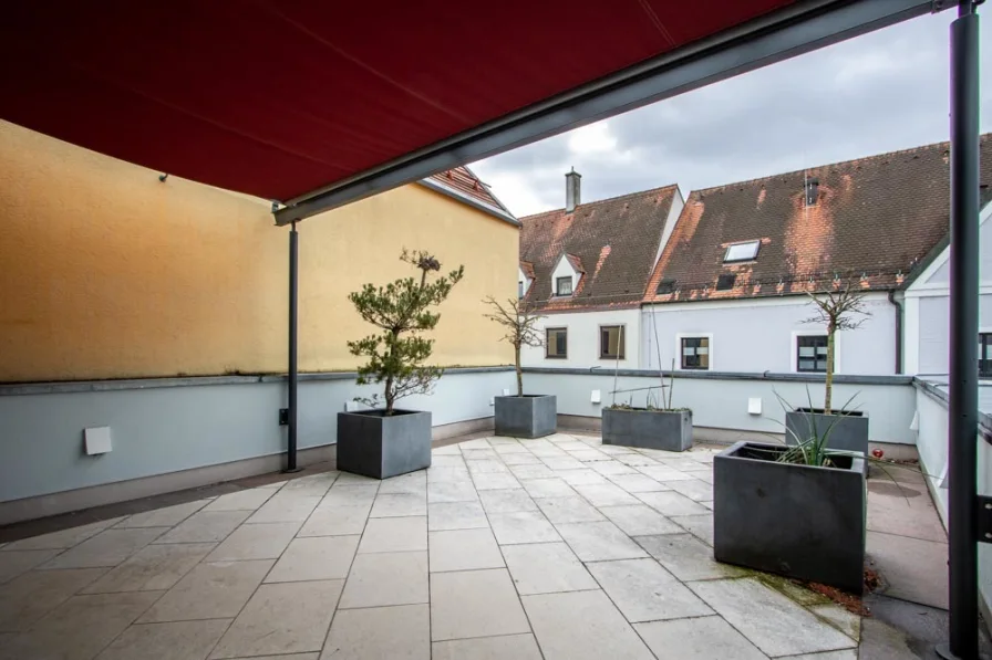 Dachterrasse 3. OG - Wohnung mieten in Ingolstadt - Zentrale 4,5-Zimmer-Wohnung auf zwei Ebenen Mitten in der Innenstadt