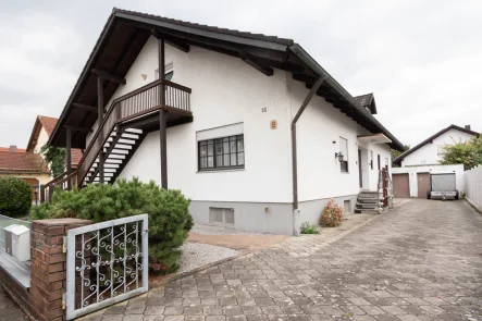 Gebäude - Haus kaufen in Stammham - Freistehendes Einfamilienhaus mit großer Einliegerwohnung und Garten. Für Bastler geeignet.