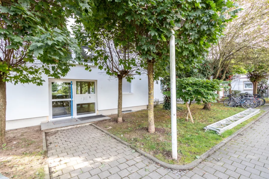 Außenansicht - Wohnung mieten in Ingolstadt / Friedrichshofen - Helle 3 Zimmer- Wohnung im 1. OG mit Balkon