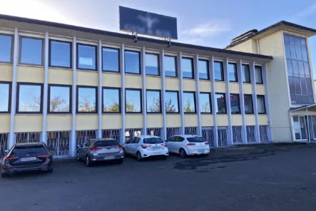 Hofansicht - Büro/Praxis mieten in Aschaffenburg - SIE BRAUCHEN VIEL PLATZ? GROßRAUMBÜRO MIT GUTER ANBINDUNG AUF DIE AUTOBAHN!