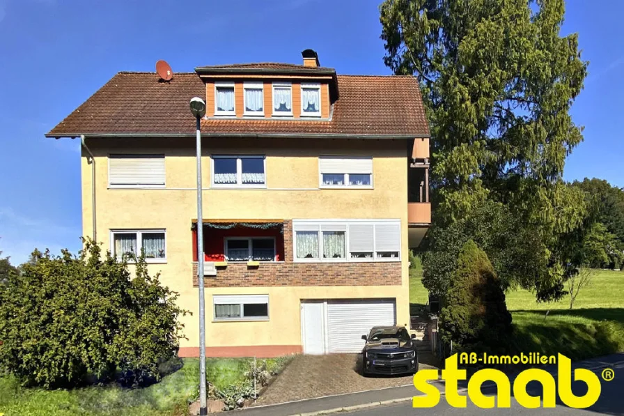 Außenansicht - Haus kaufen in Aschaffenburg - FREISTEHENDES 3-FAMILIENWOHNHAUS MIT EINLIEGERWOHNUNG UND GARAGE - STADTTEILRANDLAGE