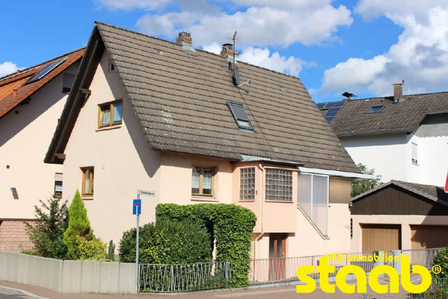 Außenansicht - Haus kaufen in Bessenbach - FREISTEHENDES 1 FAMILIENHAUS MIT GARAGEN, HALLE UND GARTENGRUNDSTÜCK