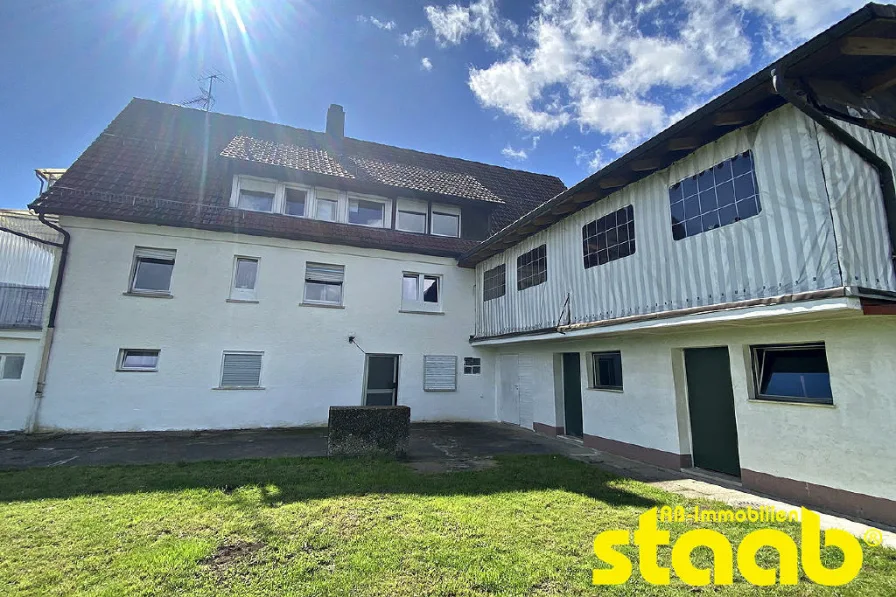 Hausansicht - Haus kaufen in Heigenbrücken - DIE GELEGENHEIT MIT VIEL PLATZ! FREISTEHENDES 1-2-FAMILIENHAUS MIT GARTEN, GARAGE UND HERRLICHEM BLICK - SOFORT FREI!