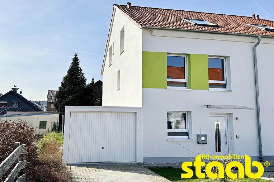 Außenansicht - Haus kaufen in Stockstadt a.Main - *** PROVISIONSFREI! *** MODERNE DOPPELHAUSHÄLFTE MIT TERRASSE, GARAGE UND STELLPLATZ IN RUHIGER LAGE STOCKSTADTS