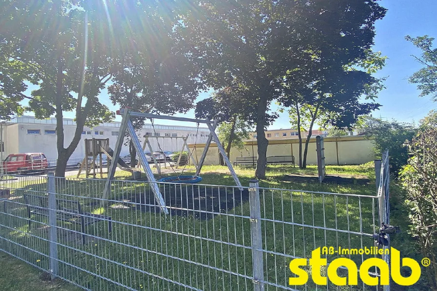 Kinderspielplatz vor dem Haus