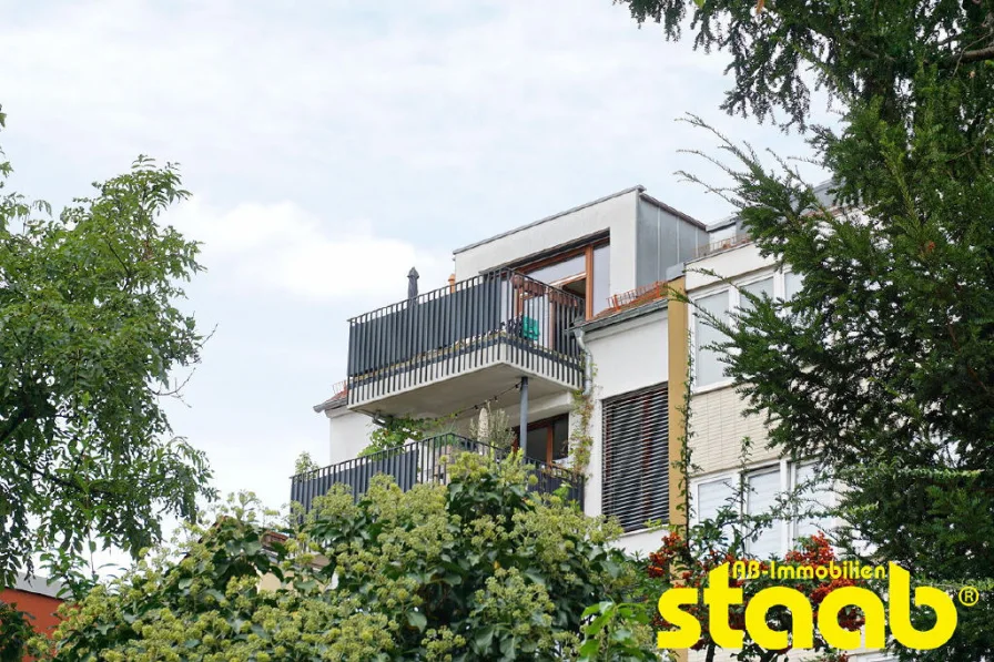 Außenansicht - Blick auf den großen Sonnenbalkon! - Wohnung mieten in Aschaffenburg - TRAUMHAFTE STADTWOHNUNG *** WOHNEN IN DER SANDGASSE!