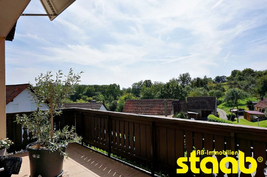 erster Balkon mit herrlicher Aussicht ... - Wohnung mieten in Mömbris - GROßE ETAGENWOHNUNG IN RUHIGER UND NATURNAHER LAGE *** MÖMBRIS-DAXBERG