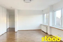 großzügiges Wohnzimmer