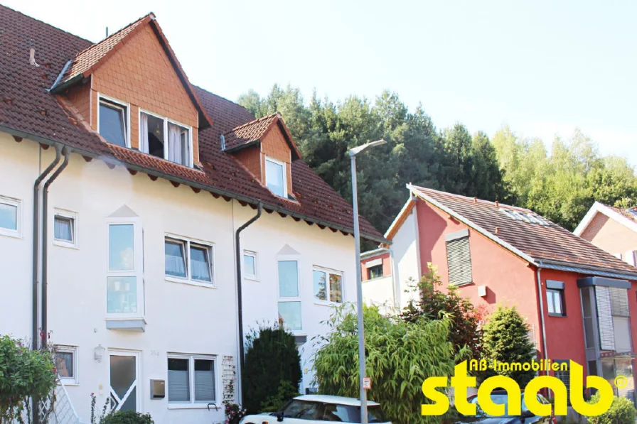 Außenansicht im Frühjahr - Haus mieten in Goldbach - FAMILIENFREUNDLICHES REIHENHAUS MIT GARAGE IN RUHIGER LAGE!