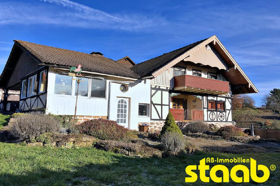 Außenansicht - Haus kaufen in Laufach - FÜR DEN LIEBHABER - EIN LANDSITZ IM SPESSART. CHARMANTES FACHWERKENSEMBLE MIT VIELFÄLTIGEN NUTZUNGSMÖGLICHKEITEN