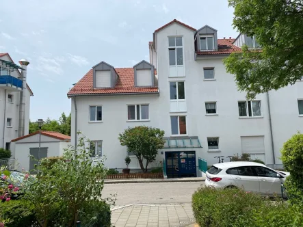 Außenansicht Osten Sommer - Wohnung kaufen in Höhenkirchen-Siegertsbrunn - Lichtdurchflutete 3 ZKB Dachgeschosswohnung mit Westbalkon in Höhenkirchen-Siegertsbrunn