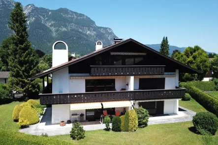 Ansicht1 - Wohnung kaufen in Garmisch-Partenkirchen - Stilvoll, gemütlich, absolut ruhig + freier Bergblick