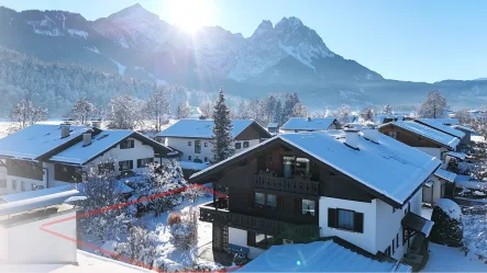 Ansicht mit Gartensondernuntzungsfläche - Wohnung kaufen in Garmisch-Partenkirchen - Stilvolle Erdgeschosswohnung mit Garten und Kamin