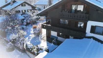 Großzügige Terrasse mit viel Garten