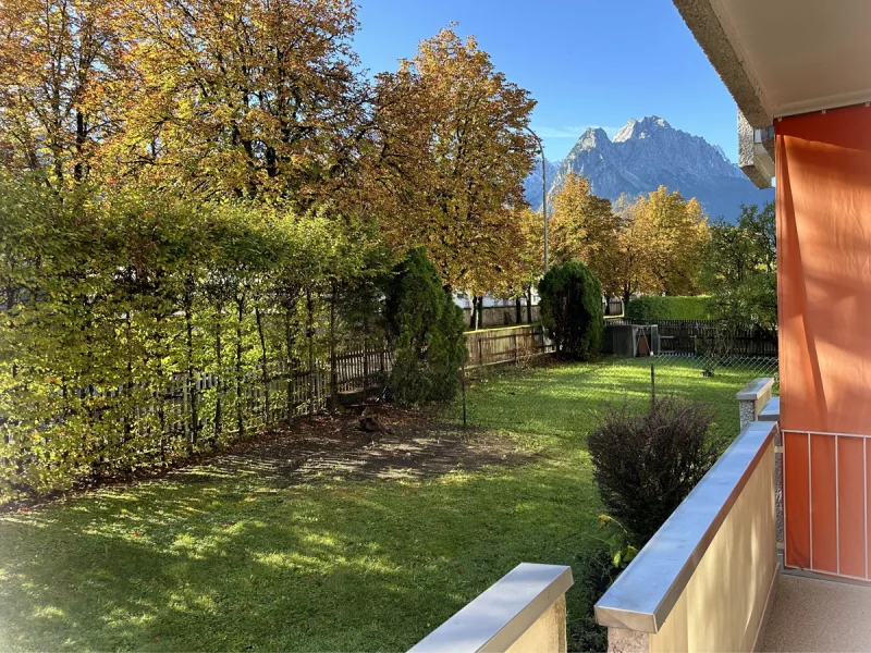 Blick Balkon - Wohnung kaufen in Garmisch-Partenkirchen - Kompaktes Apartment mit Zugspitzblick und top Freizeitmöglichkeiten