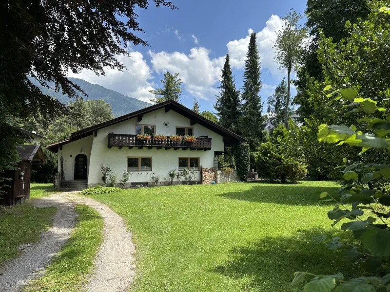 Ansicht_vorne - Haus kaufen in Garmisch-Partenkirchen - Einfamilienhaus im traditionellen Landhausstil mit viel Grün in Ortsmitte