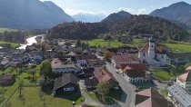 Blick zur Ortsmitte und Richtung Garmisch-P.