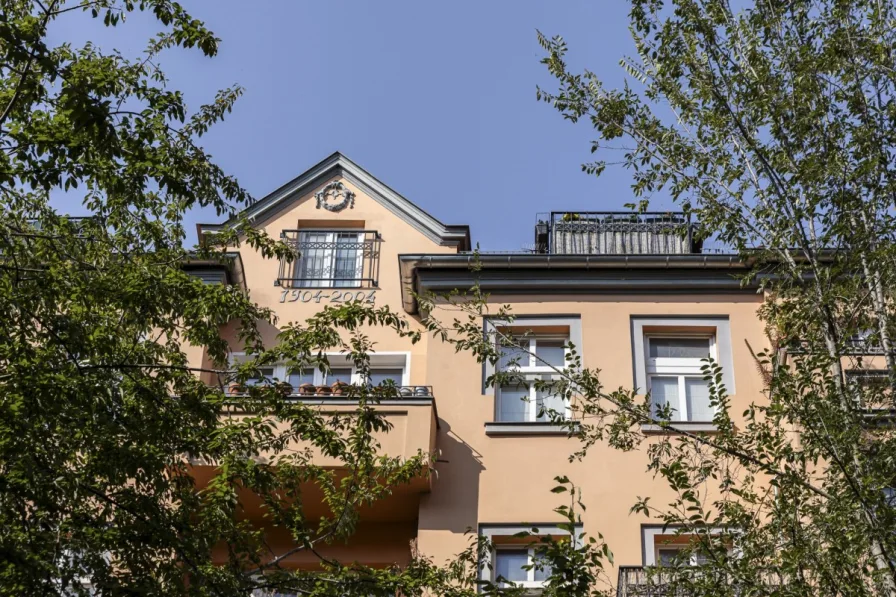 Fassade - Wohnung kaufen in Berlin - Exklusive Dachgeschosswohnung mit Terrasse und Blick auf den Fernsehturm