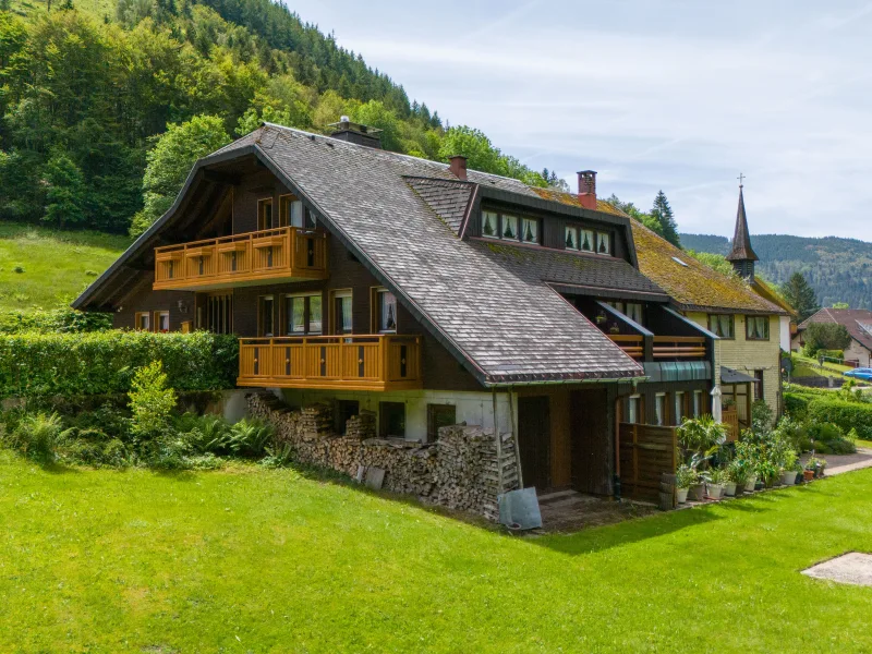  - Haus kaufen in Todtnau - Großzügiges Zweifamilienhaus mit Blick ins Grüne