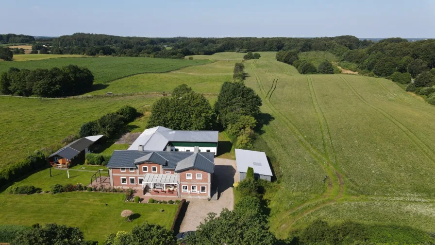 Luftbild - Haus kaufen in Hürup - Resthof mit Ackerland und viel Potential vor den Toren Flensburgs!