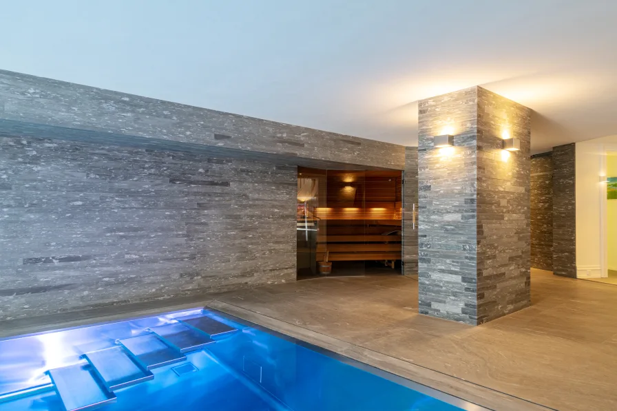 Klafs Sauna/Sanarium mit schwebenden Treppen ins Schwimmbecken