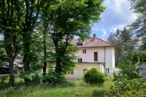 Sanierungsbedürftige Villa mit weitläufigem Garten