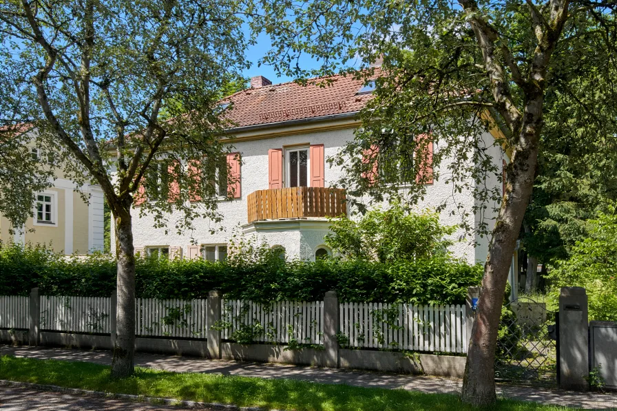 Sanierungsbedürftige Villa in Traumlage - Haus kaufen in München - Traumhafte Lage für die Sanierung und Erweiterung einer historischen Villa