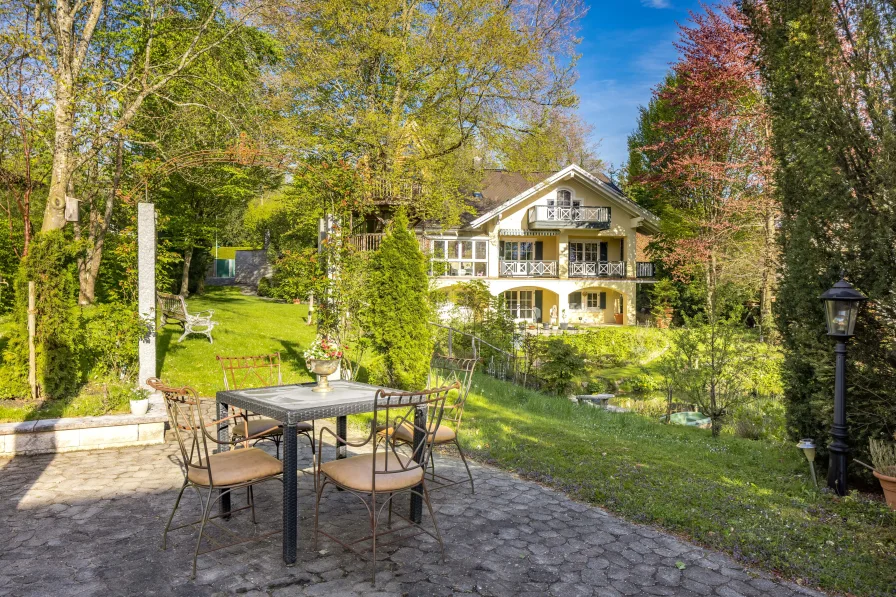 Sitzplatz mit Abendsonne - Haus kaufen in Feldafing - Klassisches Landhaus mit Einliegerwohnung, Edelstahlpool und parkähnlichem Garten