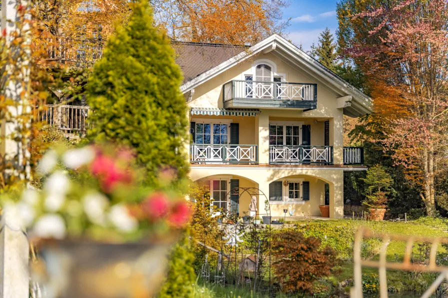 Klassisches Landhaus - Haus kaufen in Feldafing - Klassisches Landhaus mit Einliegerwohnung, Edelstahlpool und parkähnlichem Garten