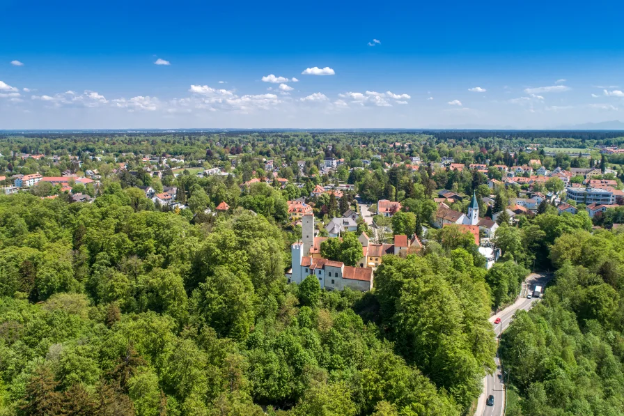 Die Immobilie liegt in bester Lage von Grünwald - Grundstück kaufen in Grünwald - Attraktives Baugrundstück mit Altbestand in bester Lage