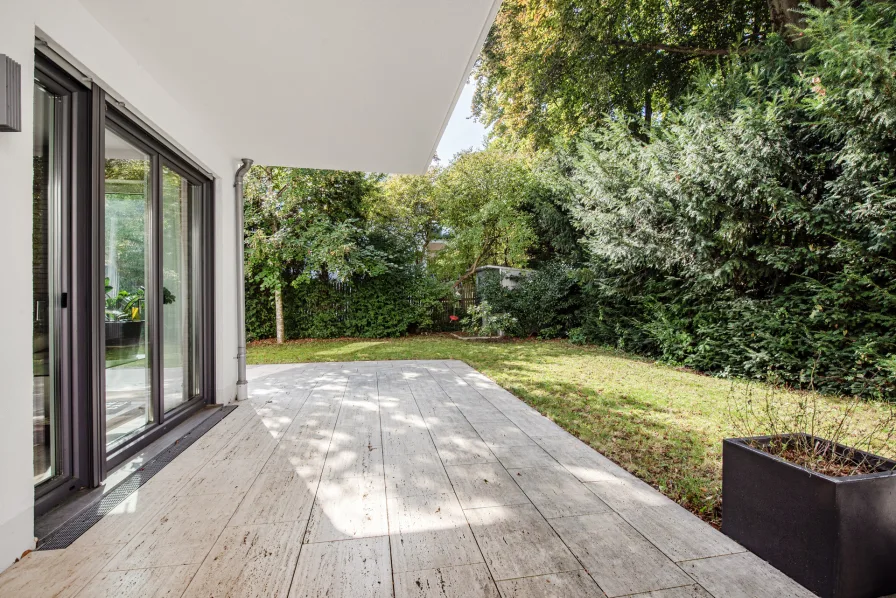 Sichtgeschützter Garten und Terrasse  - Wohnung kaufen in München - Moderne 5-Zimmer-Garten-Wohnung in exklusiver Toplage