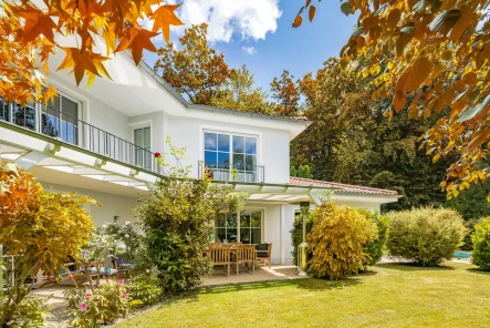 Traumhaftes Villen-Anwesen - Haus kaufen in Gauting - Elegante Familienvilla mit Pool in idyllischer Traumlage