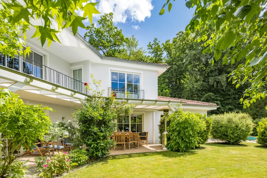 Idyllische Waldrandlage - Haus kaufen in Gauting - Elegante Familienvilla mit Pool, Holz-Blockhaus und Solarsystem in Traumlage