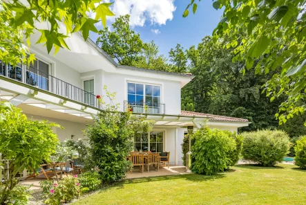 Idyllische Waldrandlage - Haus kaufen in Gauting - Elegante Familienvilla mit Pool, Holz-Blockhaus und Solarsystem in Traumlage