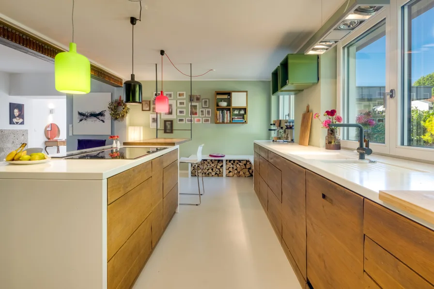 Individuelle Schreinerküche - Haus kaufen in Krailling - Einladende Wohnoase: Stilvoll renovierter Bungalow mit Pool zum Entspannen
