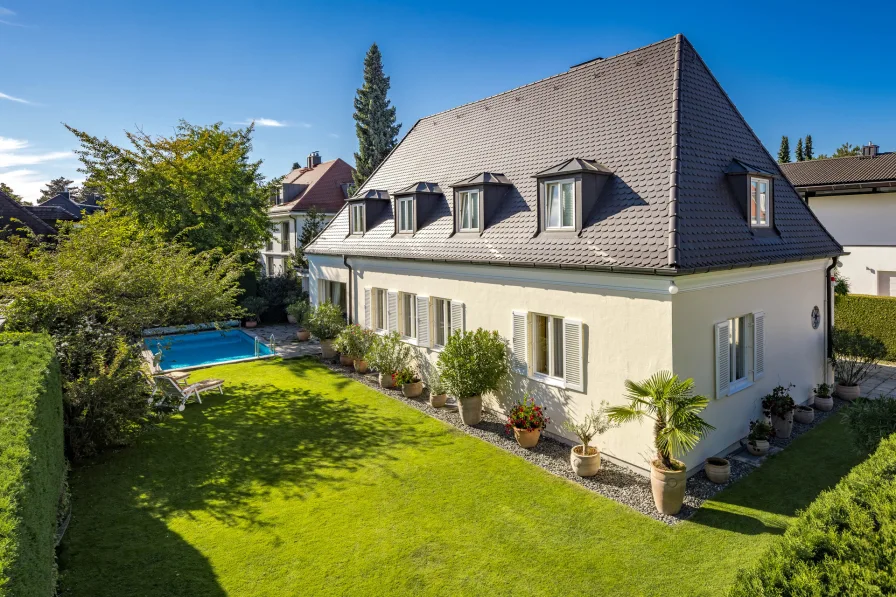 Familiendomizil mit Potenzial - Haus kaufen in München - Gerner Toplage: Freistehendes Familiendomizil mit Pool und Gestaltungspotenzial
