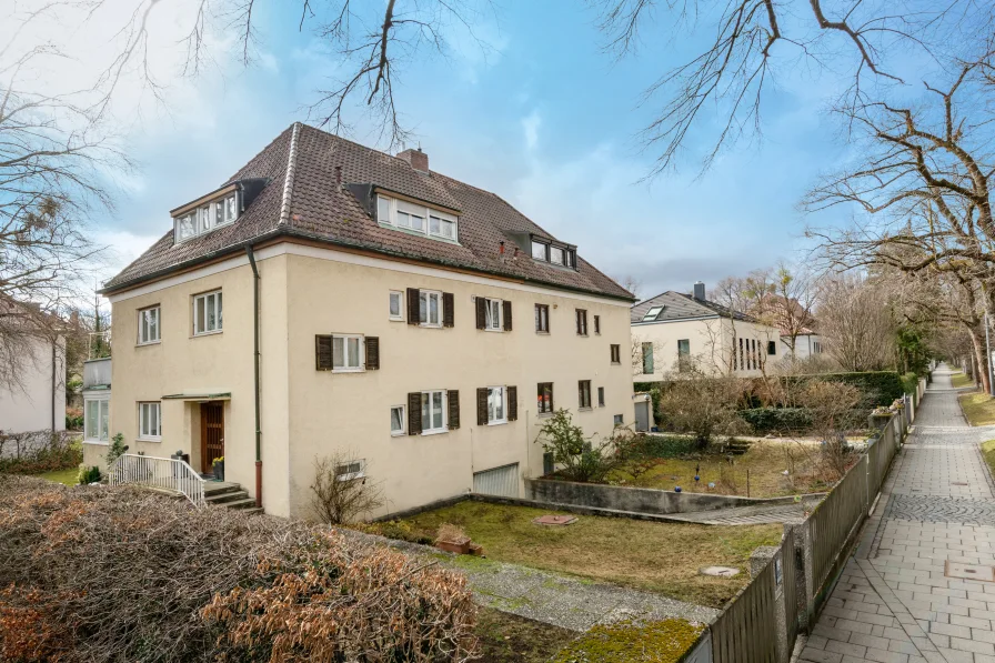 Haushälfte mit Villen-Potenzial - Haus kaufen in München - Südliche Auffahrtsallee: Domizil von 1935 mit Villen-Potenzial am Schlosskanal