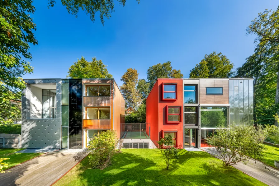 Ensemble mit zwei Baukörpern - Haus kaufen in München - Das Barcode-Haus: Spektakuläre Architekturikone von MVRDV